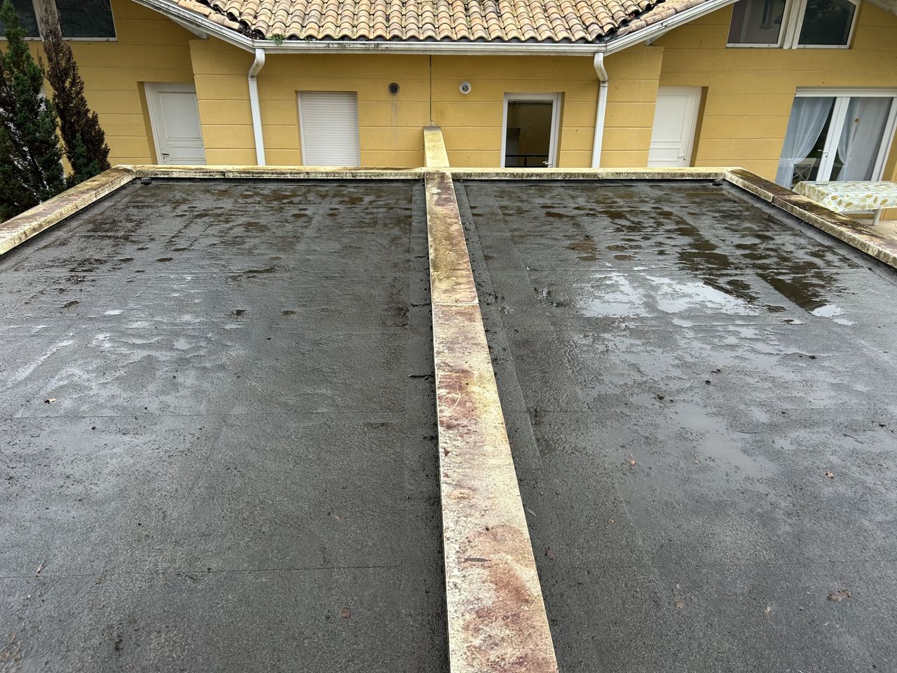 Netoyage d'une toiture plate à Créon après