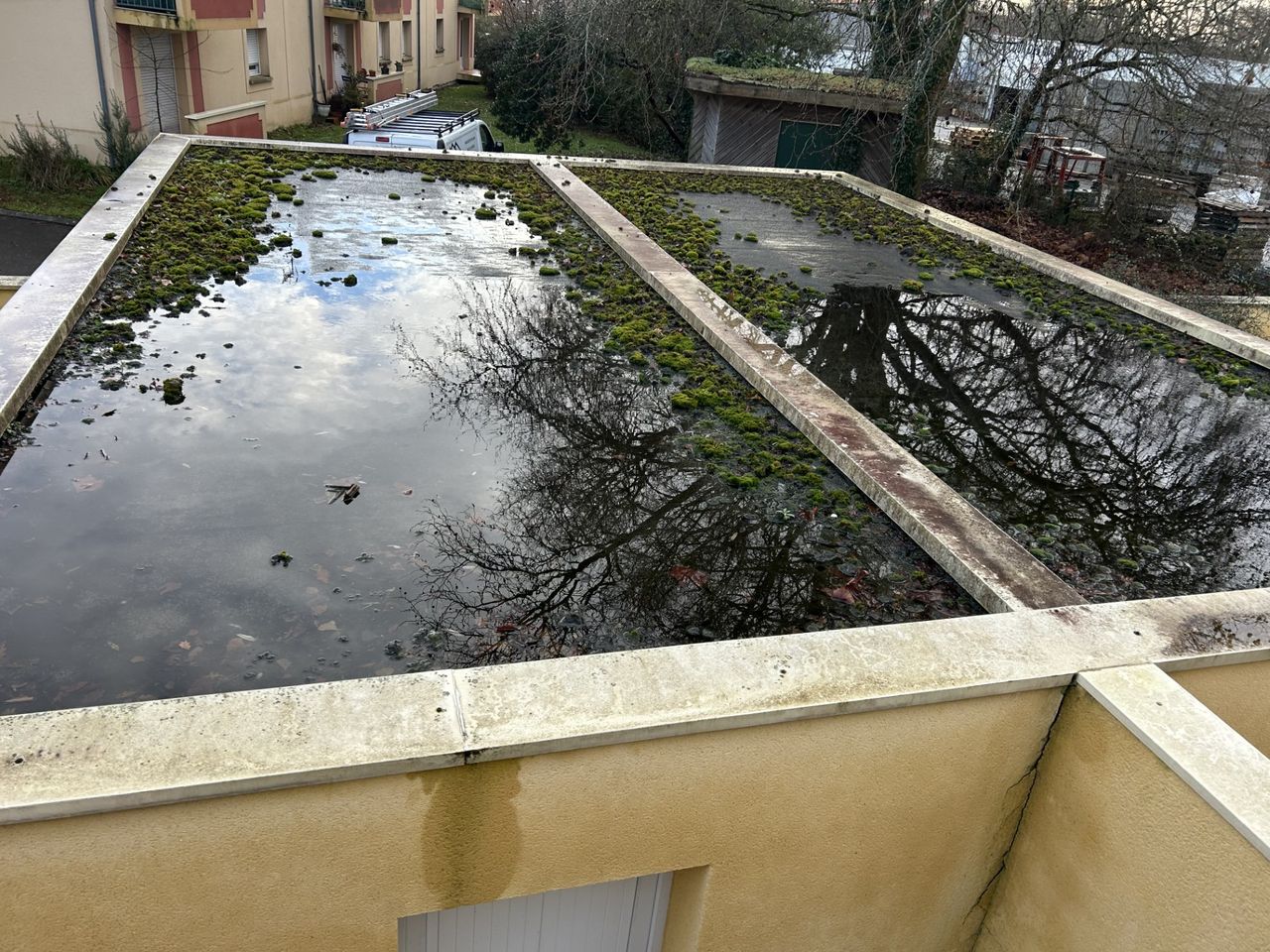 Netoyage d'une toiture plate à Créon avant
