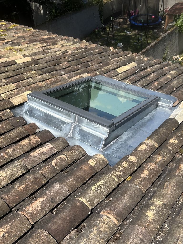 Velux 114x118 avec entourage en zinc Velux 114x118 avec entourage en zinc